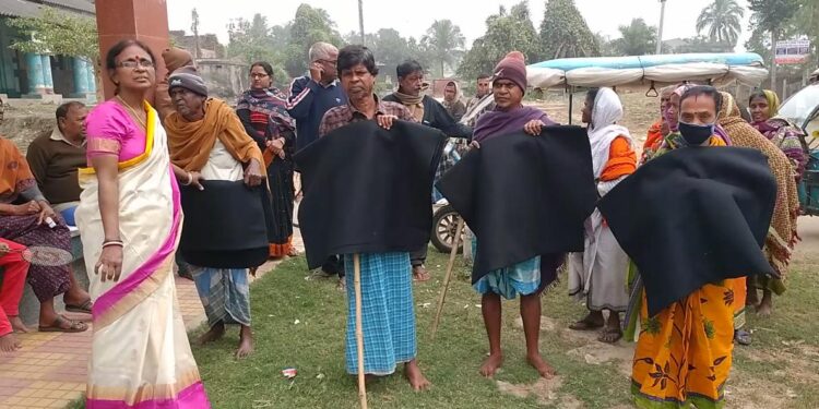 সহায়-সম্বলহীন মানুষদের শীতবস্ত্র বিতরন মন্তেশ্বরের দম্পতির