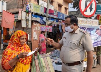 করোনা নিয়ে সচেতন করতে ফের পথে নামল ভাতাড় থানার পুলিশ