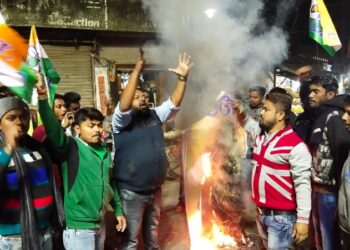 বিজেপিতে যোগদানকারীদের কুশপুতুল দাহ ও  মিষ্টিমুখ কালনার তৃণমূল নেতৃত্বের