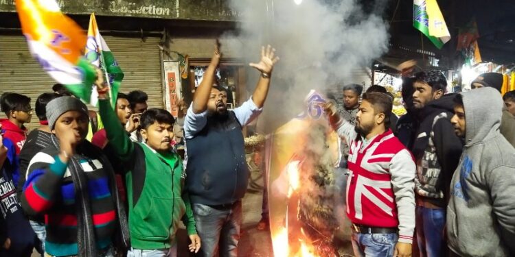 বিজেপিতে যোগদানকারীদের কুশপুতুল দাহ ও  মিষ্টিমুখ কালনার তৃণমূল নেতৃত্বের