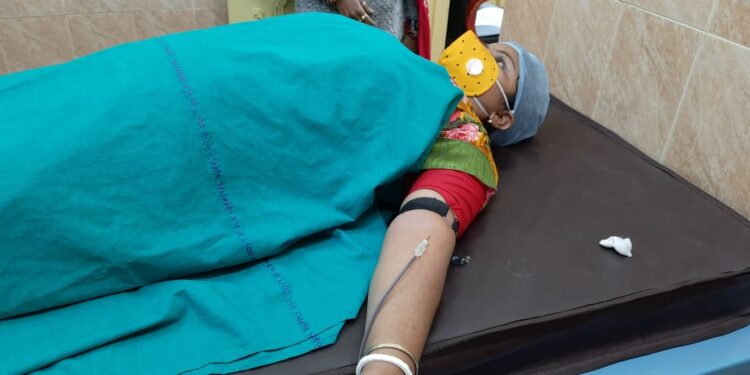 থ্যালাসেমিয়া আক্রান্ত কিশোরীকে রক্ত দিয়ে প্রাণ বাঁচালেন দাঁইহাটের গৃহবধু