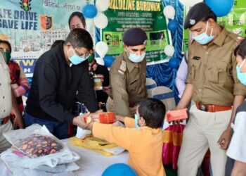 রেলস্টেশনে আশ্রিতদের শীতবস্ত্র বিতরন কাটোয়া জিআরপির