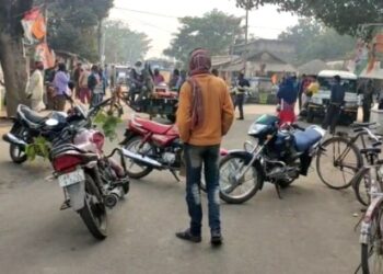 কাজ ফিরিয়ে দেওয়ার দাবিতে পথ অবরোধ আদিবাসীদের