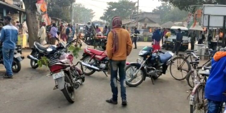 কাজ ফিরিয়ে দেওয়ার দাবিতে পথ অবরোধ আদিবাসীদের