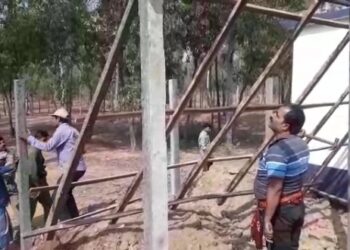 আউশগ্রামে সরকারি জায়গার উপর নির্মিত বেআইনি কাঠামো সরালো বনদপ্তর