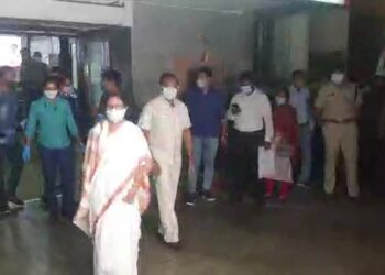হাসপাতালে ভর্তি বুদ্ধদেব ভট্টাচার্য, দেখতে গেলেন মুখ্যমন্ত্রী মমতা