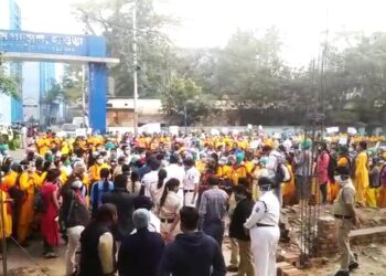 সুরক্ষা ছাড়াই করোনার বিরুদ্ধে লড়াই !  হাওড়া জেলার সিএমওএইচের দপ্তরের সামনে বিক্ষোভে চুক্তি ভিত্তিক স্বাস্থ্যকর্মীরা