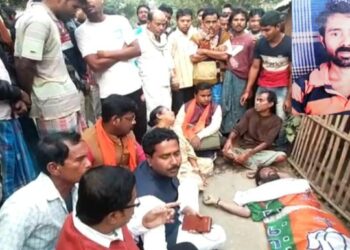 পুর্বস্থলীতে পুকুর থেকে বিজেপি কর্মীর রক্তাক্ত দেহ উদ্ধার,শাসকদলের বিরুদ্ধে খুনের অভিযোগ তুলে পথ অবরোধ বিজেপির