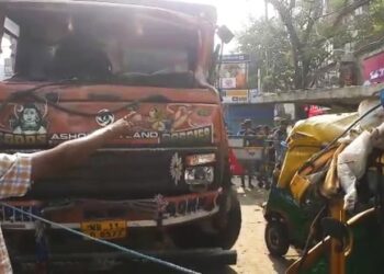 ঠাকুরপুকুরে পরপর তিন অটো ও সাইকেলে ধাক্কা সিমেন্ট বোঝাই লরির, মৃত ১,আহত ৪