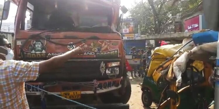 ঠাকুরপুকুরে পরপর তিন অটো ও সাইকেলে ধাক্কা সিমেন্ট বোঝাই লরির, মৃত ১,আহত ৪