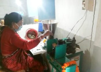 উপার্জনের নতুন দিশা পেল  মঙ্গলকোটের স্বনির্ভর গোষ্ঠীর মহিলারা, হাতে এল মুড়ি ভাজা,মোমবাতি ও ধুপ তৈরির মেশিন