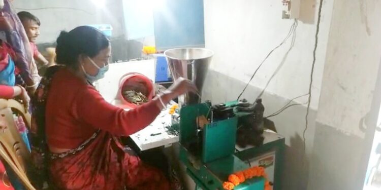 উপার্জনের নতুন দিশা পেল মঙ্গলকোটের স্বনির্ভর গোষ্ঠীর মহিলারা, হাতে এল মুড়ি ভাজা,মোমবাতি ও ধুপ তৈরির মেশিন