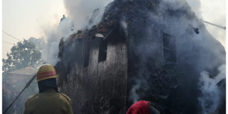 কেতুগ্রামে আগুনে ভস্মীভুত বাড়ি