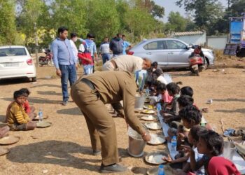 ভাতাড়ে দুঃস্থ পরিবারের শিশুদের নিয়ে পিকনিকের আয়োজন পুলিশের
