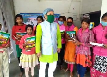 দুঃস্থ পড়ুয়াদের পাশে দাঁড়াল পূর্বস্থলীর স্বেচ্ছাসেবী সংস্থা