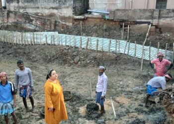 মেশিন দিয়ে মাটি কাটায় আশপাশের বাড়িতে ফাটল, উত্তেজনা কাটোয়ায়