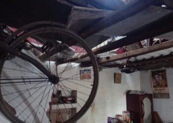 ভাতাড়ে হুড়মুড়িয়ে ভেঙে পড়ল বাড়ির একাংশ,বিকট আওয়াজে বিস্ফোরণের আতঙ্ক এলাকায়