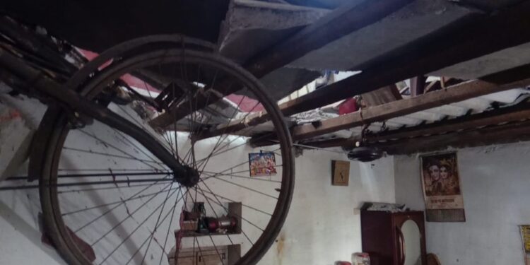 ভাতাড়ে হুড়মুড়িয়ে ভেঙে পড়ল বাড়ির একাংশ,বিকট আওয়াজে বিস্ফোরণের আতঙ্ক এলাকায়