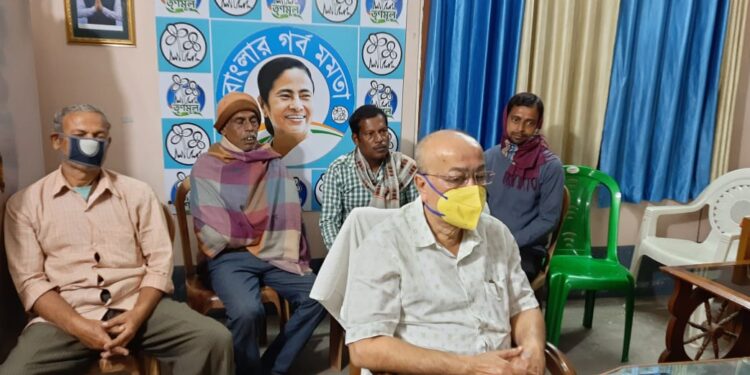 জেপি নাড্ডাকে মুষ্টি ভিক্ষা দেওয়া পাঁচ কৃষকের পরিবারের সদস্য তৃণমূল কার্যালয়ে,বিজেপি-তৃণমূল চাপানউতোর