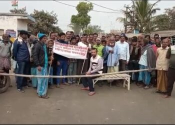 অধিগৃহীত জমির ক্ষতিপূরণের দাবিতে পথ অবরোধ কৃষকদের