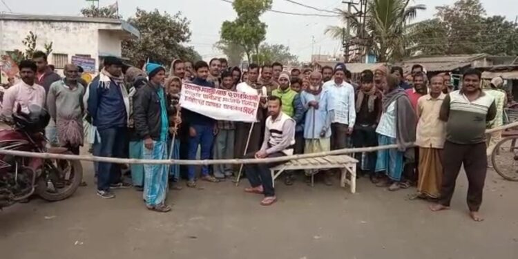 অধিগৃহীত জমির ক্ষতিপূরণের দাবিতে পথ অবরোধ কৃষকদের