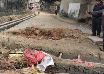 রডের বদলে বাঁশ !  সন্দেহের বশে ভেঙে ফেলা হল নালার উপরের ঢালাই