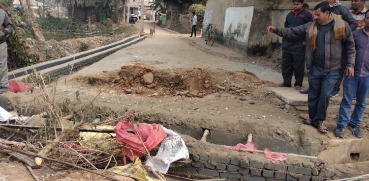 রডের বদলে বাঁশ ! সন্দেহের বশে ভেঙে ফেলা হল নালার উপরের ঢালাই