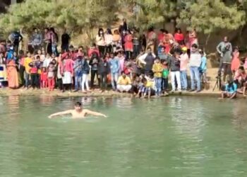 করোনামুক্তির কামনায় কনকনে ঠাণ্ডায়  ২০২১ ডুব দিয়ে বর্ষবরণ বিষ্ণুপুরের যুবকের