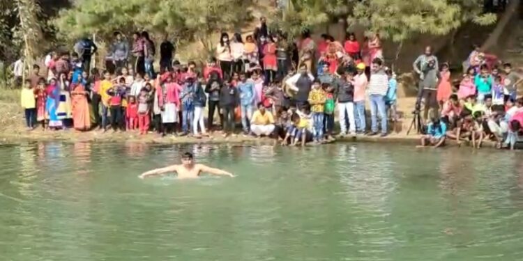 করোনামুক্তির কামনায় কনকনে ঠাণ্ডায়  ২০২১ ডুব দিয়ে বর্ষবরণ বিষ্ণুপুরের যুবকের