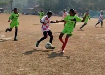 নতুন ভোটারদের উৎসাহিত করতে মহিলাদের ফুটবল টুর্নামেন্ট ভাতাড়ে