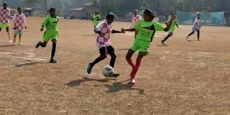 নতুন ভোটারদের উৎসাহিত করতে মহিলাদের ফুটবল টুর্নামেন্ট ভাতাড়ে