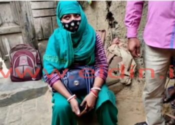 স্বামীকে ফিরে পেতে শ্বশুরবাড়ির সামনে ধর্ণায় বধু