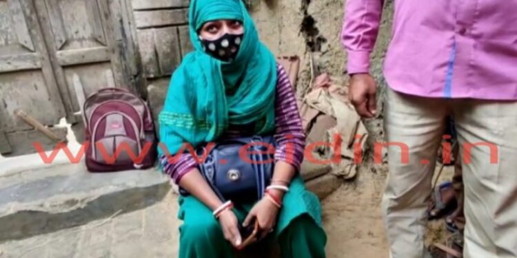 স্বামীকে ফিরে পেতে শ্বশুরবাড়ির সামনে ধর্ণায় বধু