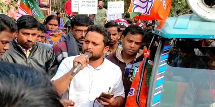 চাঁচলে পঞ্চায়েতের বিরুদ্ধে দুর্নীতি ও বঞ্চনার অভিযোগ তুলে অবস্থান বিক্ষোভে বিজেপি