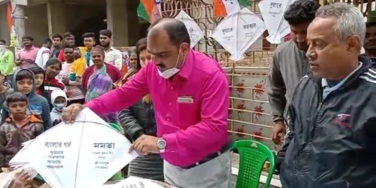 শ্রীরামপুরে ঘুড়ির মাধ্যমে সরকারের কাজের প্রচারে শাসকদল