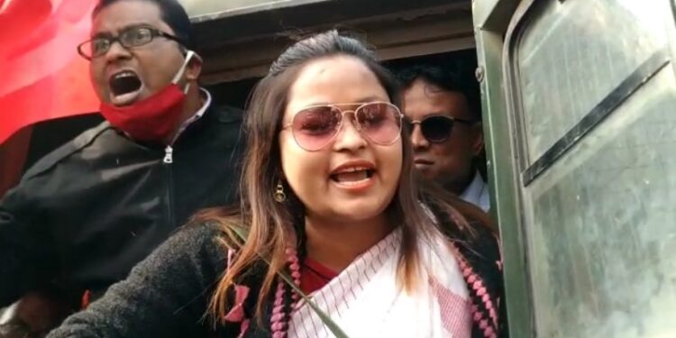 মালদায় শ্রমিক মেলা চলাকালীন বিক্ষোভ,আটক কংগ্রেস-সিপিএমের নেতাকর্মীরা