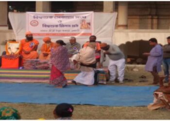 শীতে উষ্ণতার পরশ দিতে বিশ্বশুক মিলন মঠে দুঃস্থদের কম্বল বিতরণ