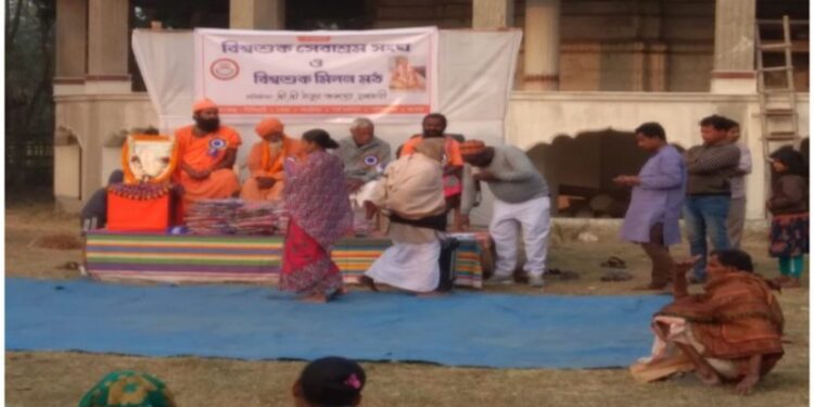 শীতে উষ্ণতার পরশ দিতে বিশ্বশুক মিলন মঠে দুঃস্থদের কম্বল বিতরণ