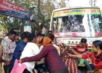 ঘরছাড়া তৃণমূলকর্মীরা গ্রামে ফিরতেই বেদম মার অপর গোষ্ঠীর