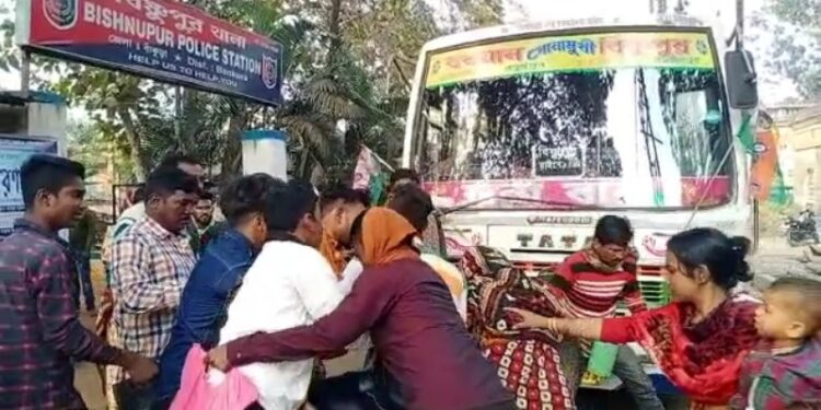 ঘরছাড়া তৃণমূলকর্মীরা গ্রামে ফিরতেই বেদম মার অপর গোষ্ঠীর