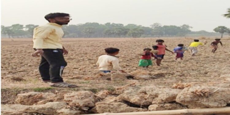 ভাতাড়ে জোর কদমে চলছে ৩১ ফুটের সরস্বতী পুজোর প্রস্তুতি