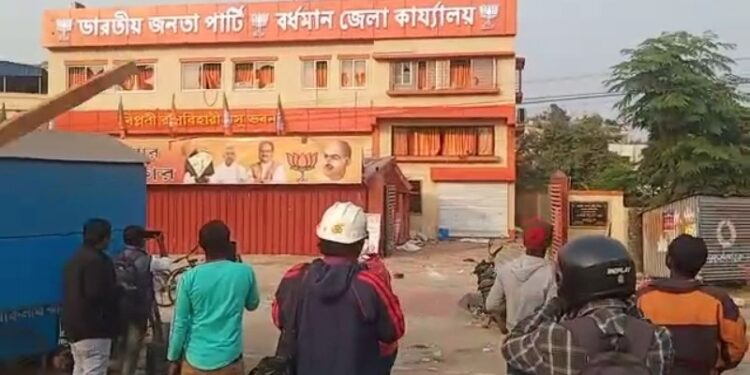 নব্য-পুরনো কর্মীদের দ্বন্দ্বে রনক্ষেত্র বর্ধমান শহরে বিজেপি কার্যলয় সংলগ্ন এলাকা
