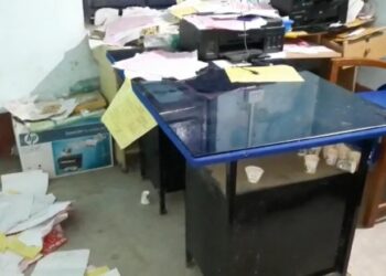 পঞ্চায়েতের প্রধান ও তাঁর অনুগামীদের  সঙ্গে তিন সদস্যের সংঘর্ষে রণক্ষেত্র মালদার দৌলতপুর পঞ্চায়েত কার্যালয়