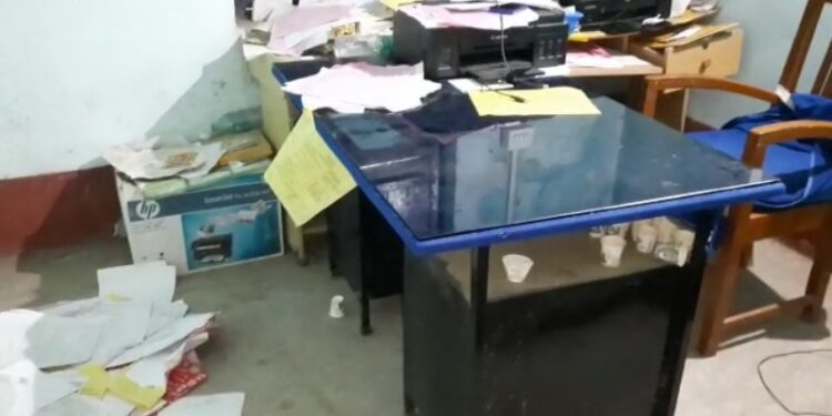 পঞ্চায়েতের প্রধান ও তাঁর অনুগামীদের সঙ্গে তিন সদস্যের সংঘর্ষে রণক্ষেত্র মালদার দৌলতপুর পঞ্চায়েত কার্যালয়