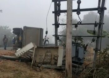 রাস্তার পাশে ট্রান্সফর্মারের খুঁটিতে ধাক্কা দিয়ে উলটে পড়ল ডাম্পার, বিদ্যুৎহীন গ্রাম