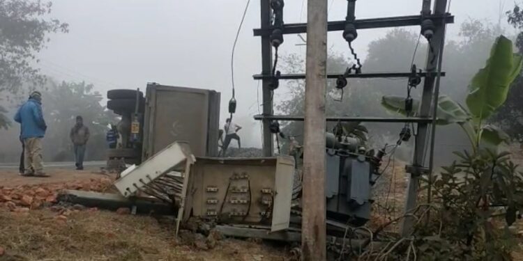 রাস্তার পাশে ট্রান্সফর্মারের খুঁটিতে ধাক্কা দিয়ে উলটে পড়ল ডাম্পার, বিদ্যুৎহীন গ্রাম