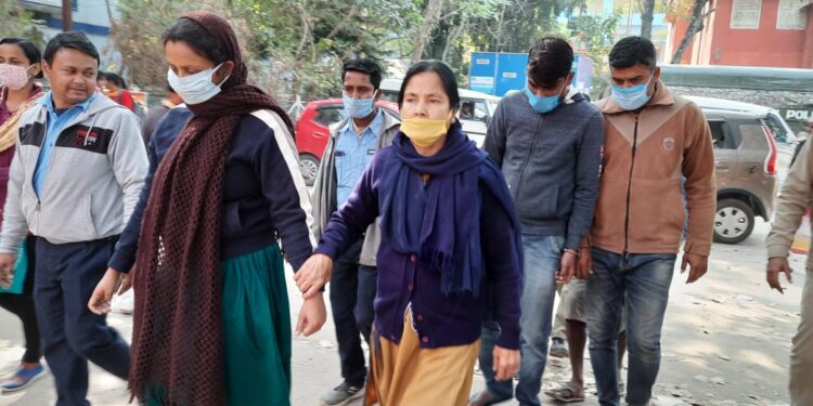 পুলিশে চাকরি করে দেওয়ার নামে প্রতারনা ! গ্রেফতার মহিলাসহ ৩