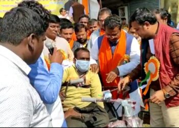 কালনায় প্রতিবন্ধীদের ট্রাই সাইকেল বিতরণ