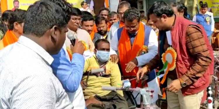 কালনায় প্রতিবন্ধীদের ট্রাই সাইকেল বিতরণ
