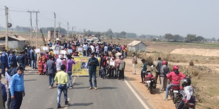 আদিবাসী নেতার মুক্তির দাবিতে পথ অবরোধ
